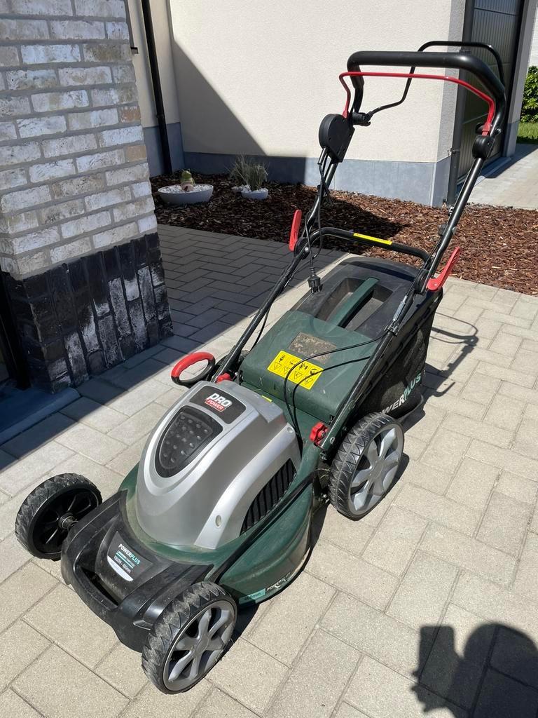 Powerplus 1800w elektrische grasmachine (zelftrek), Ophalen, Gebruikt, Elektrische grasmaaier, Mulchfunctie
