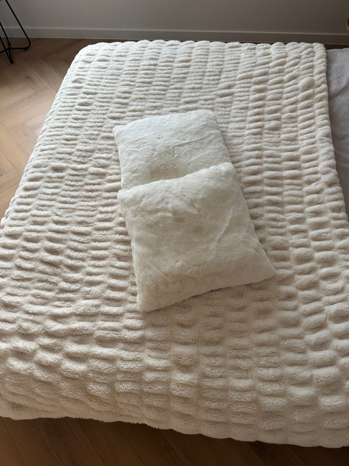 Faux fur deken en sierkussens, Huis en Inrichting, Woonaccessoires | Plaids en Woondekens, Ophalen, Woondeken, Wit, Zo goed als nieuw