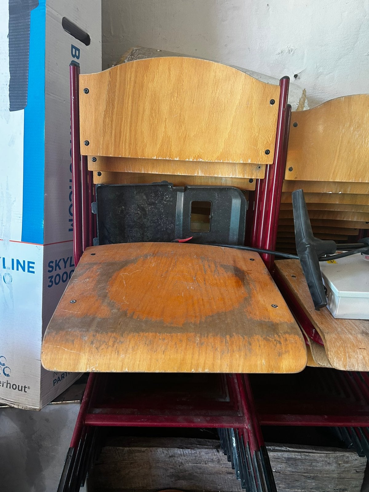 Schoolstoelen gebruikt, Ophalen