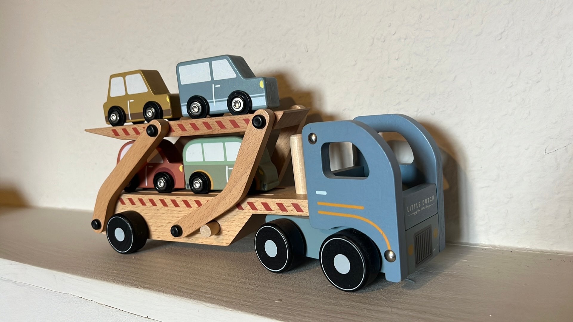 Little Dutch houten vrachtwagen met vier kleine auto’s, Ophalen, Zo goed als nieuw