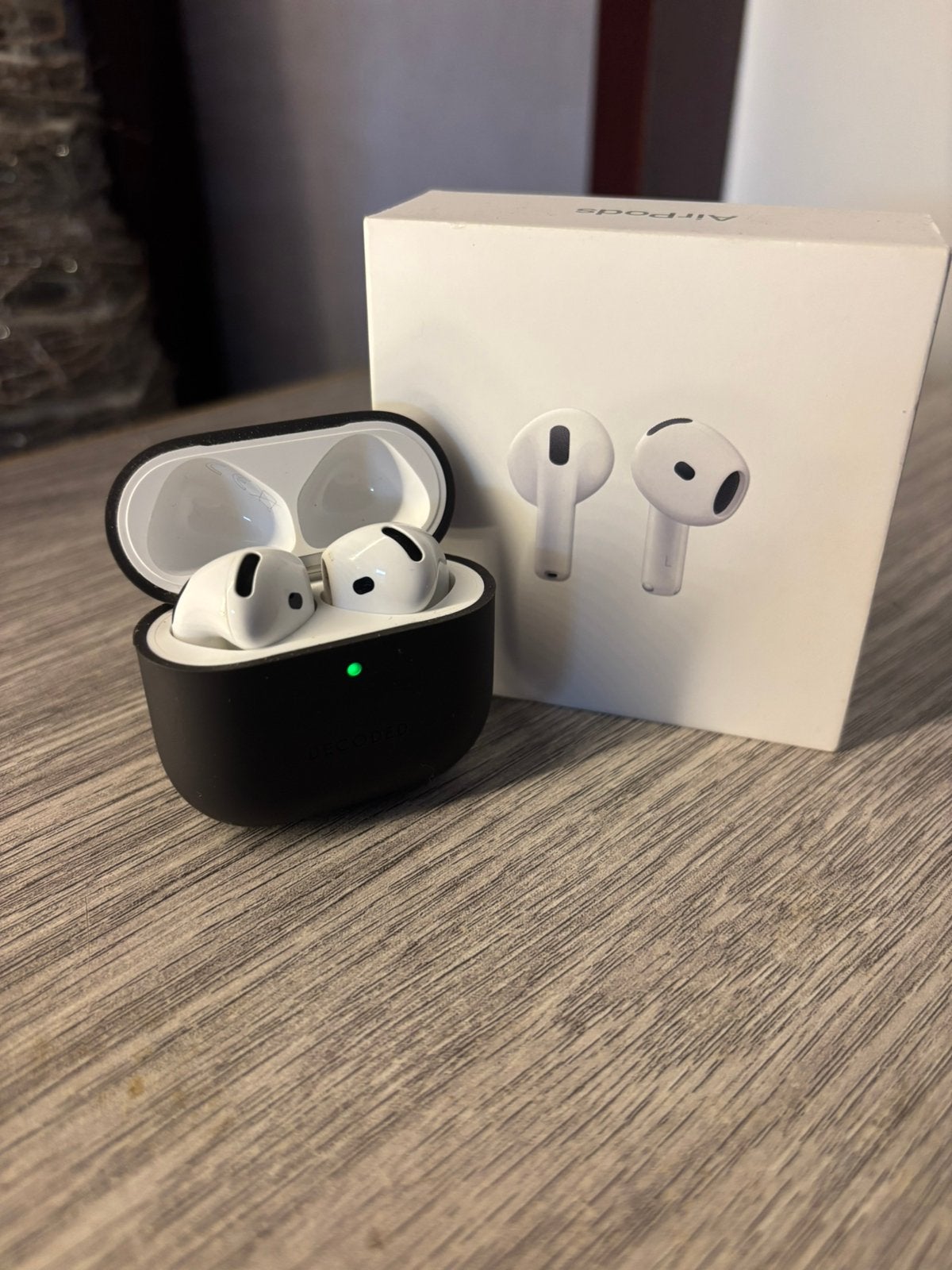 AirPods 4 + hoesje, Telecommunicatie, Ophalen, Zo goed als nieuw, Apple, In oorschelp (earbud)