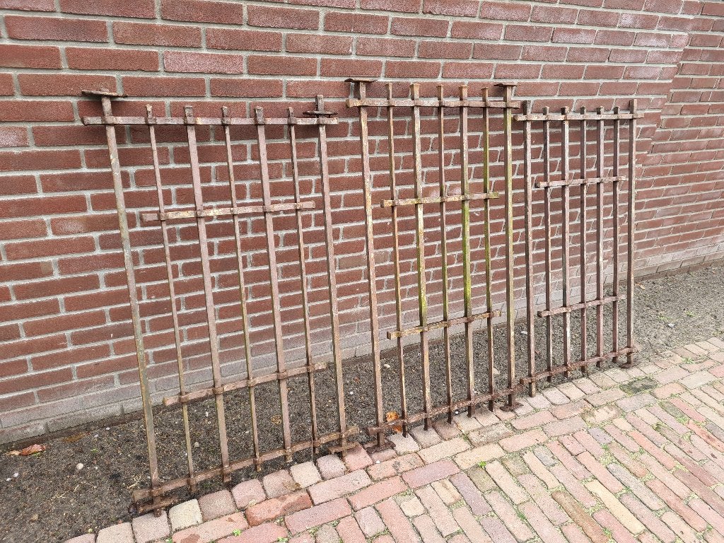 3 antieke smeedijzeren raamrekken, Tuin en Terras, Tuinwanddecoratie, Ophalen, Zo goed als nieuw