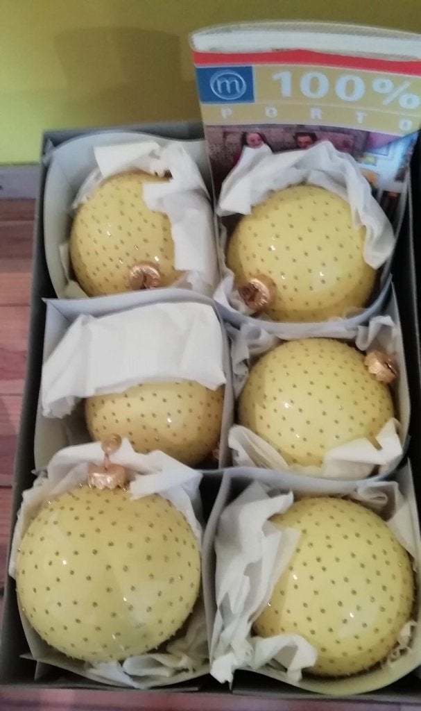 Grote gele kerstballen met gouden stipjes, Ophalen