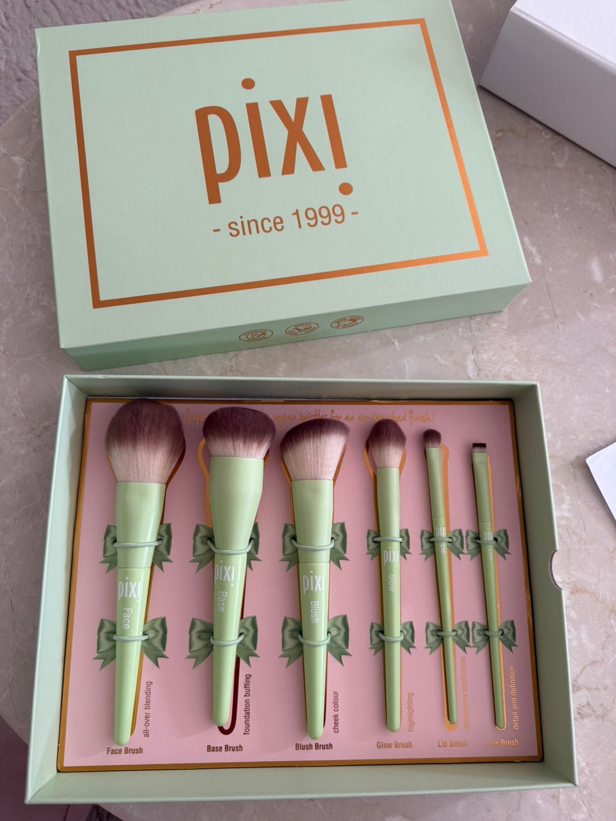 Set pinceaux maquillage Pixi, Neuf, Maquillage, Enlèvement ou Envoi, Autres couleurs