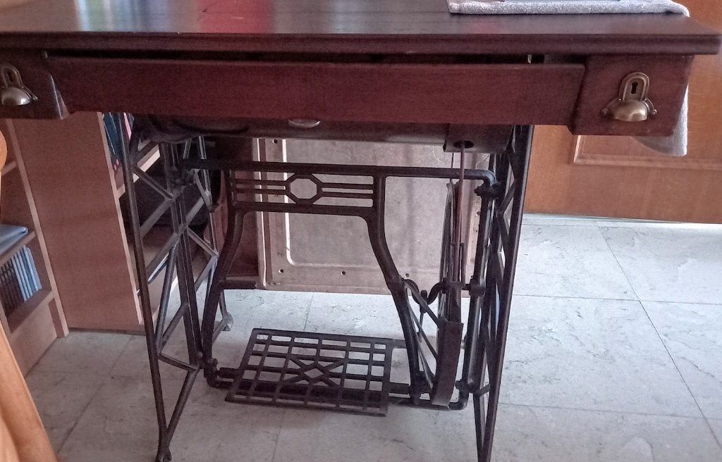 oude naaimachine met onderstel, Ophalen