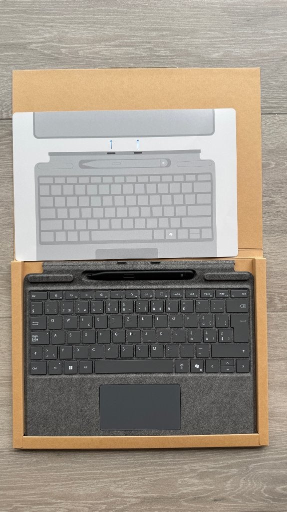 Microsoft Surface Pro Keyboard with Slim Pen, Computers en Software, Toetsenborden, Ophalen of Verzenden, Qwertz, Zo goed als nieuw
