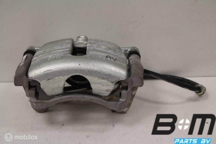 Remklauw RV (bijrijderskant) VW Passat B8 Sedan 8V0615124D, Utilisé