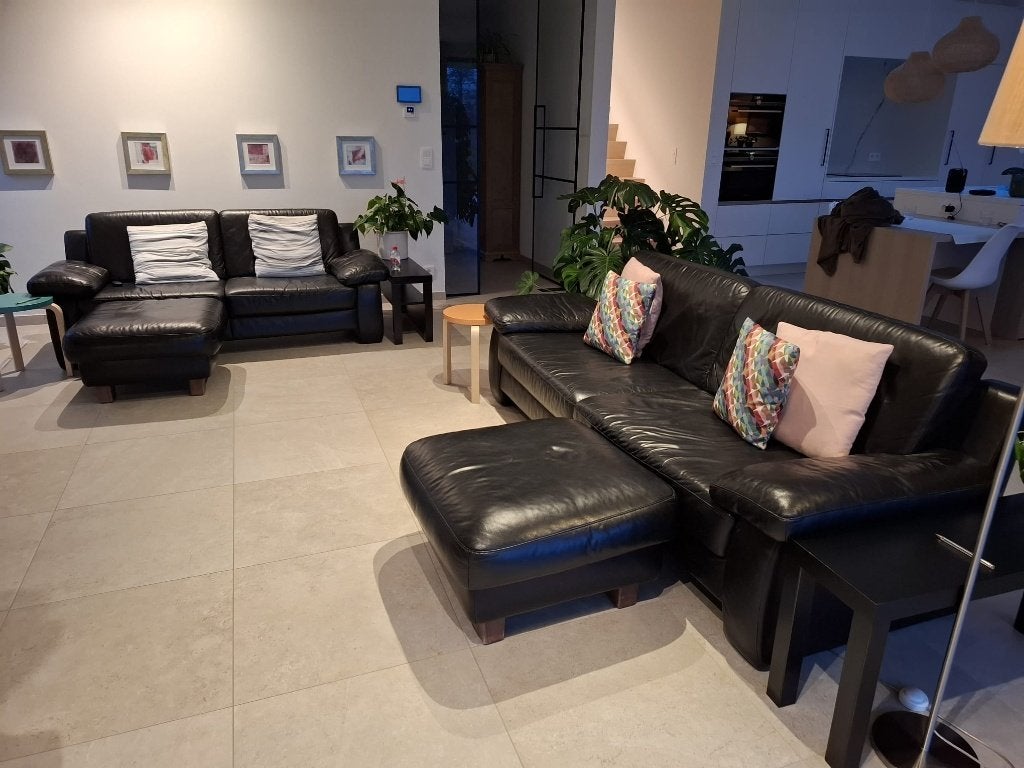 Gratis: lederen salon: 3+2,5 zit+2 poefen - moet snel weg !!, Huis en Inrichting, Ophalen, Gebruikt, Leer