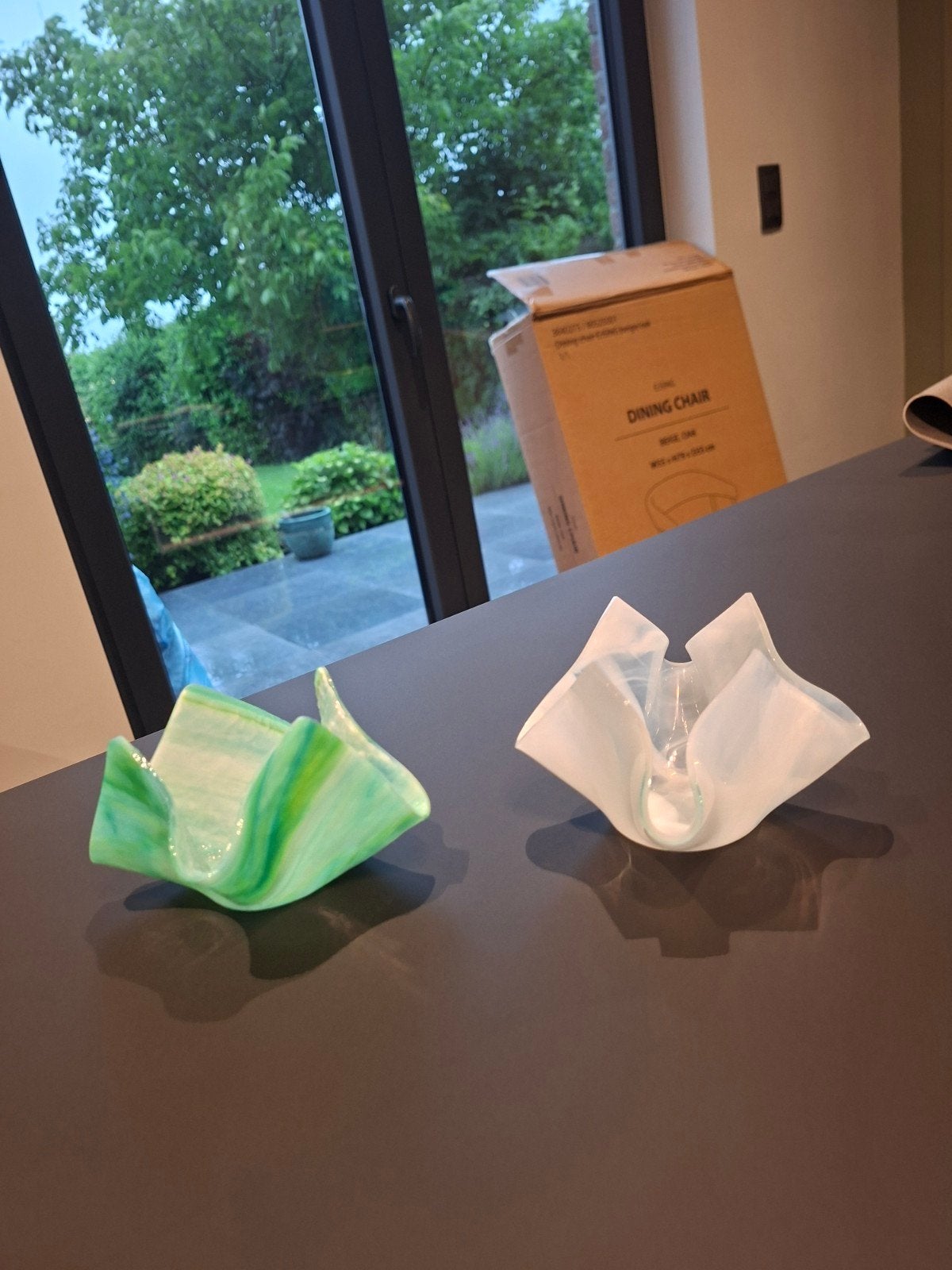 Twee kleine opalescente glazen vazen. Uitstekende conditie