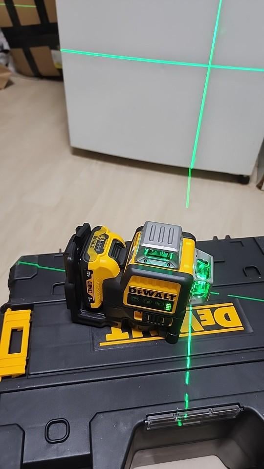 Niveau laser DEWALT - Très bon état (mallette complète), Envoi, Accessoires
