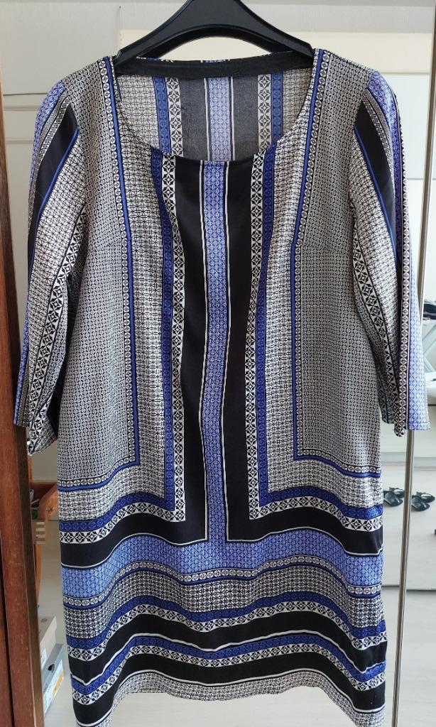 robe tunique, aspect soie, motif classe géométrique damier, Ophalen of Verzenden, Zo goed als nieuw, Maat 42/44 (L), Blauw