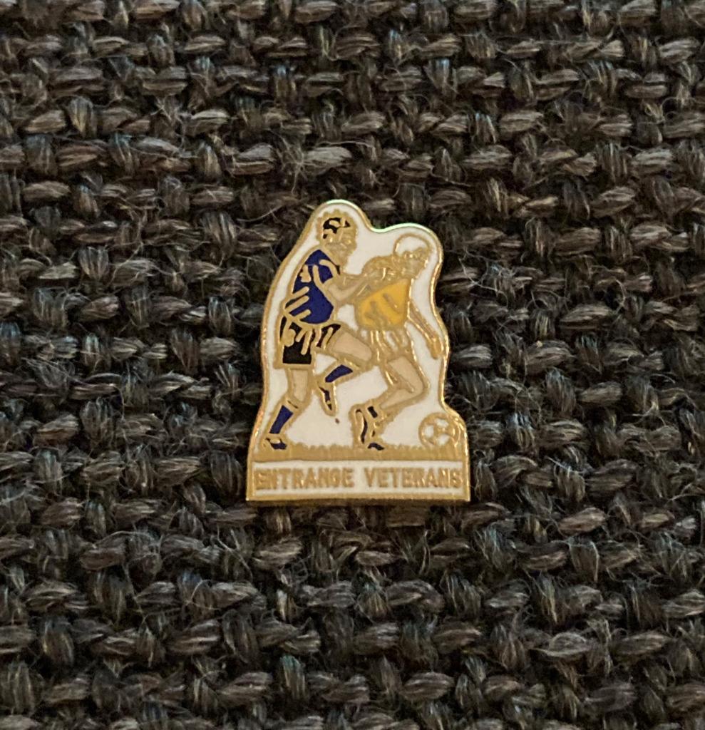 PIN - ENTRANGE VETERANS - FOOTBALL - VOETBAL, Verzenden, Gebruikt, Sport, Speldje of Pin