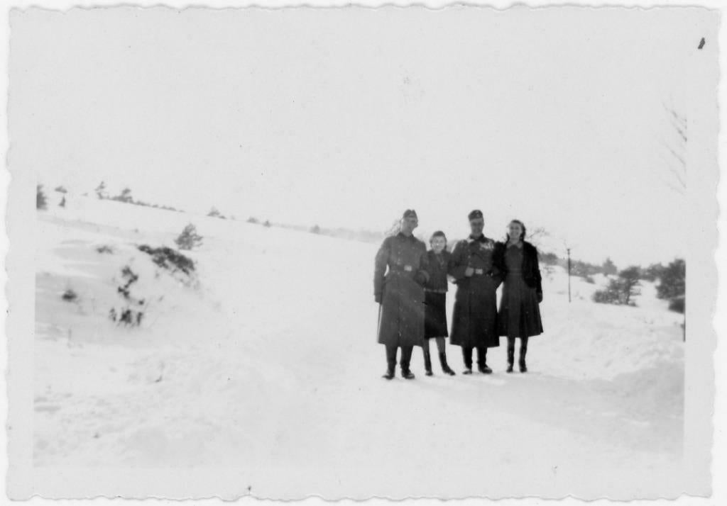 orig. foto - Wehrmacht soldaten met vrouw - WO2, Verzenden, Landmacht, Foto of Poster