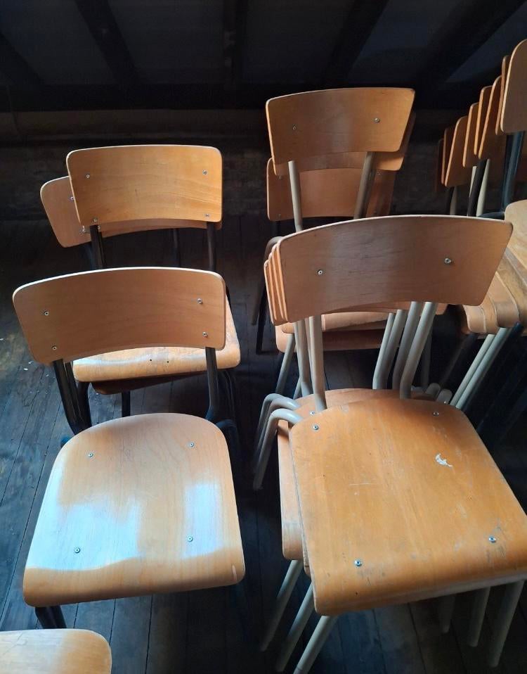 Vintage houten schoolstoelen en stapelstoelen, Ophalen