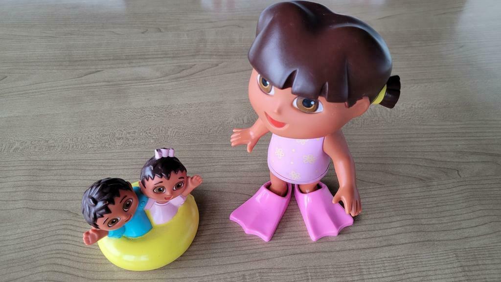 Dora pop met tweeling voor bad, Ophalen of Verzenden, Zo goed als nieuw, Overige typen
