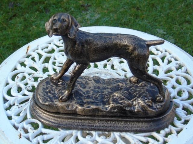 gietijzeren hondenbeeld op bronzen sokkel, nieuw!, Tuin en Terras, Tuinbeelden, Nieuw, Dierenbeeld, Metaal, Ophalen of Verzenden
