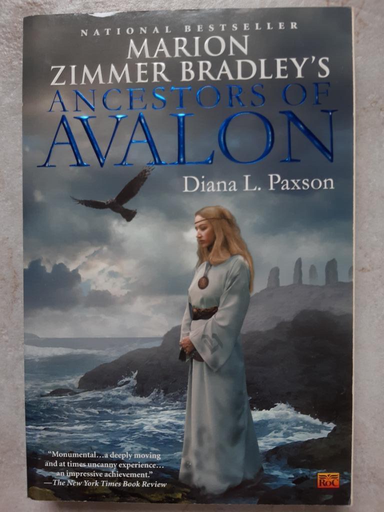 Marion Zimmer Bradley's Ancestors of Avalon Paperback – 7, Boeken, Ophalen of Verzenden, Gelezen, Diana L. Paxson