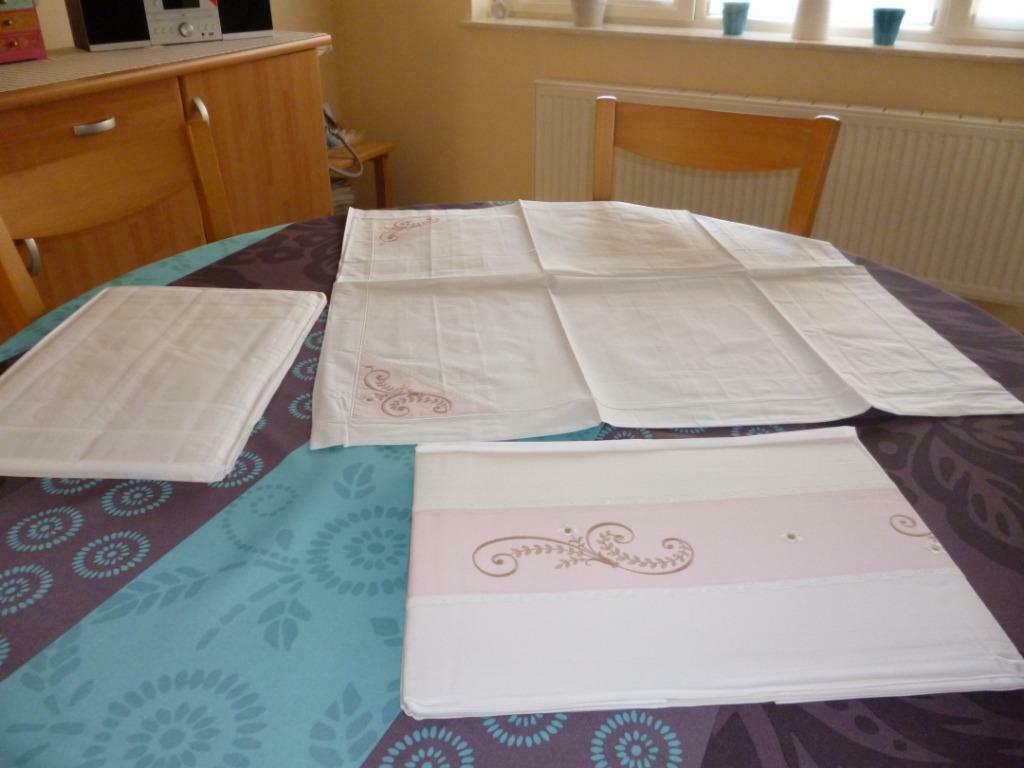 Draps de lit + taies d'oreillers brodés, Neuf, Enlèvement ou Envoi, Autres types, Blanc