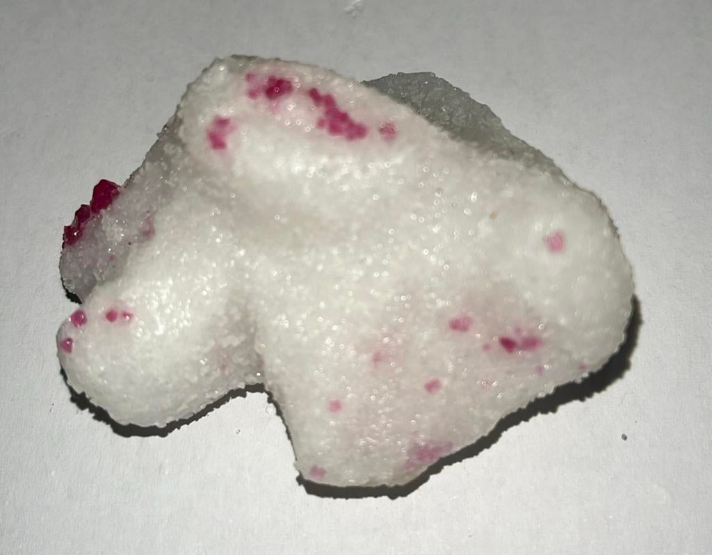 Rode spinel op marmeren matrix - 91gram - 62mm x 49mm x 29mm, Ophalen of Verzenden, Mineraal