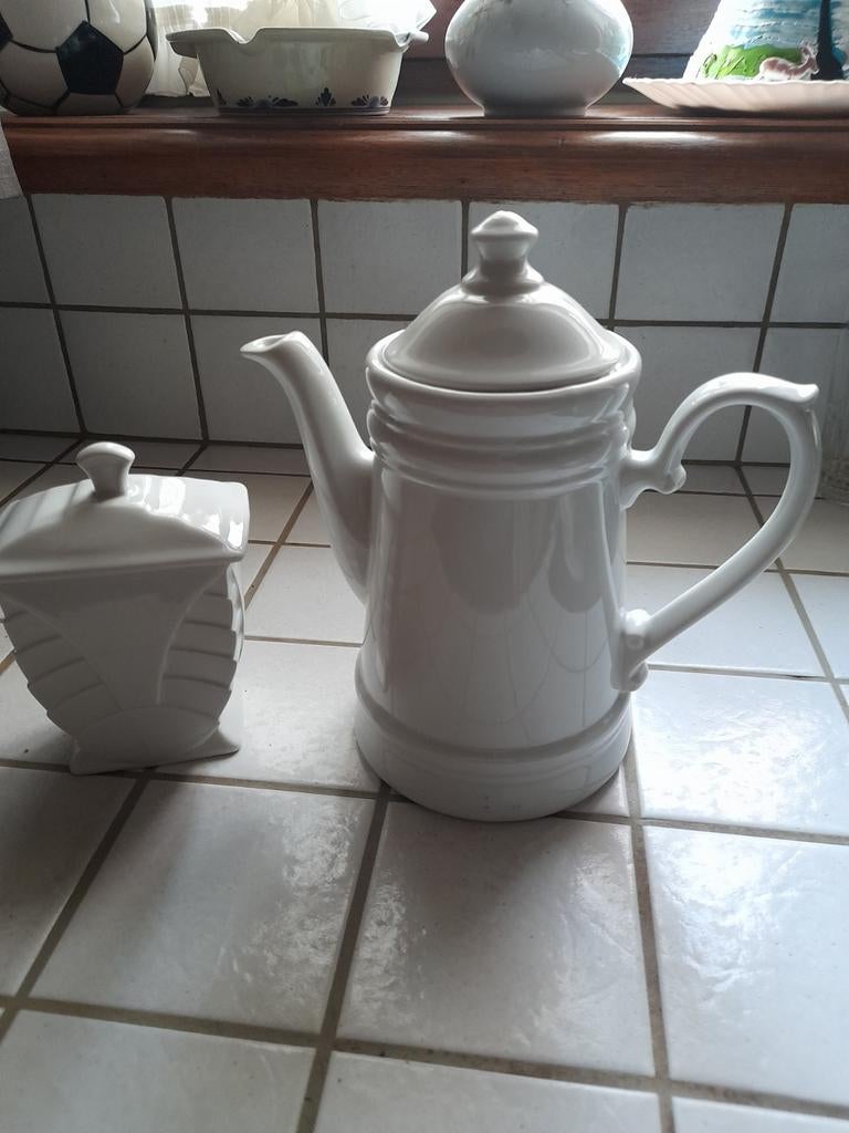 Koffiekan en suikerpot, witte porselein, perfecte staat, Ophalen of Verzenden