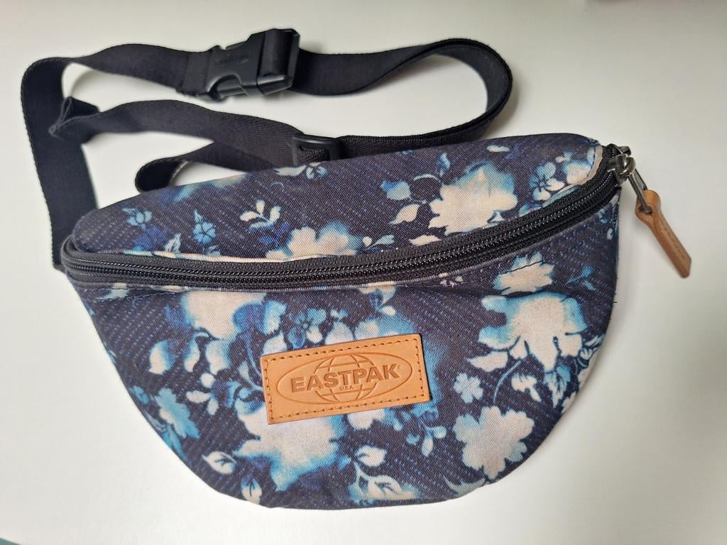Eastpak heuptasje blauw en witte bloemen met cognac leder, Overige merken, Gebruikt, Blauw, Ophalen of Verzenden