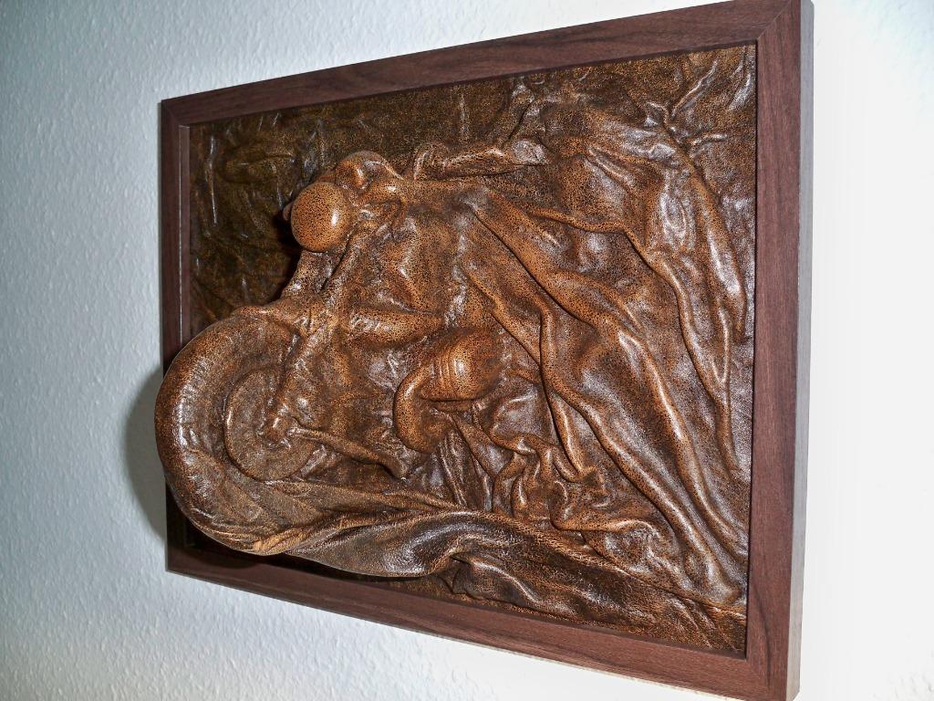 Tableau-sculpture moto en cuir, Enlèvement, Cuir