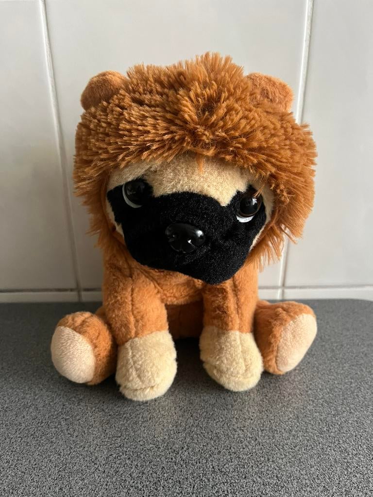 Knuffel mopshond in leeuwenkostuum - 22 cm, Ophalen of Verzenden, Hond