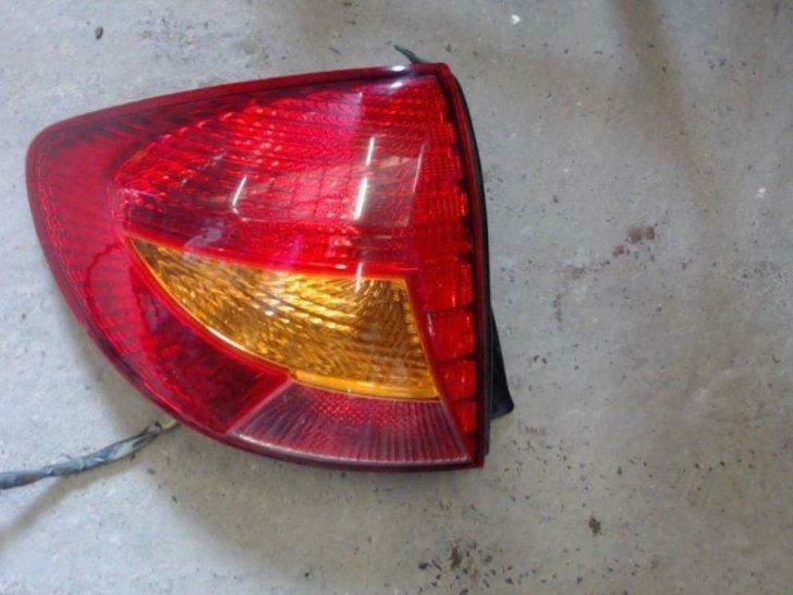 feu arriere  gauche  kia rio, Utilisé, Kia
