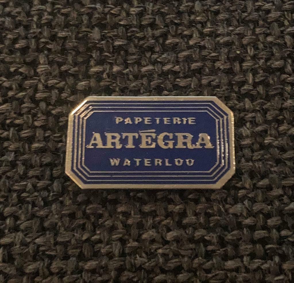 PIN - PAPETERIE ARTÉGRA - WATERLOO, Collections, Envoi, Utilisé, Autres sujets/thèmes, Insigne ou Pin's