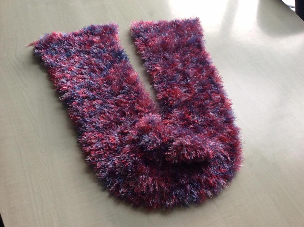 Nieuw, met de hand gebreid  fluffy sjaaltje., Hobby en Vrije tijd, Breien en Haken, Ophalen of Verzenden, Nieuw, Breien, Naald