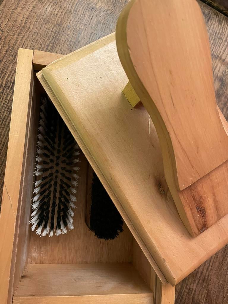 Boîte à cirage en bois avec 2 brosses, Maison & Meubles, Enlèvement
