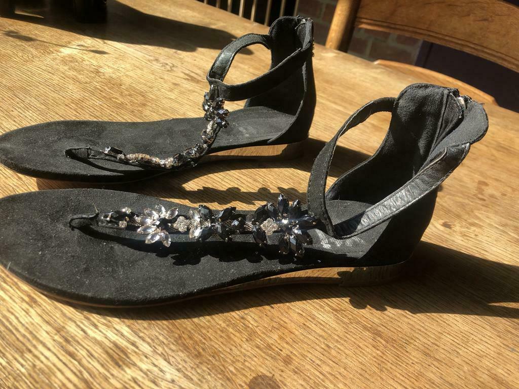 Tongs noires fantaisie bijoux luxe, Comme neuf, Noir, Sandales et Mûles