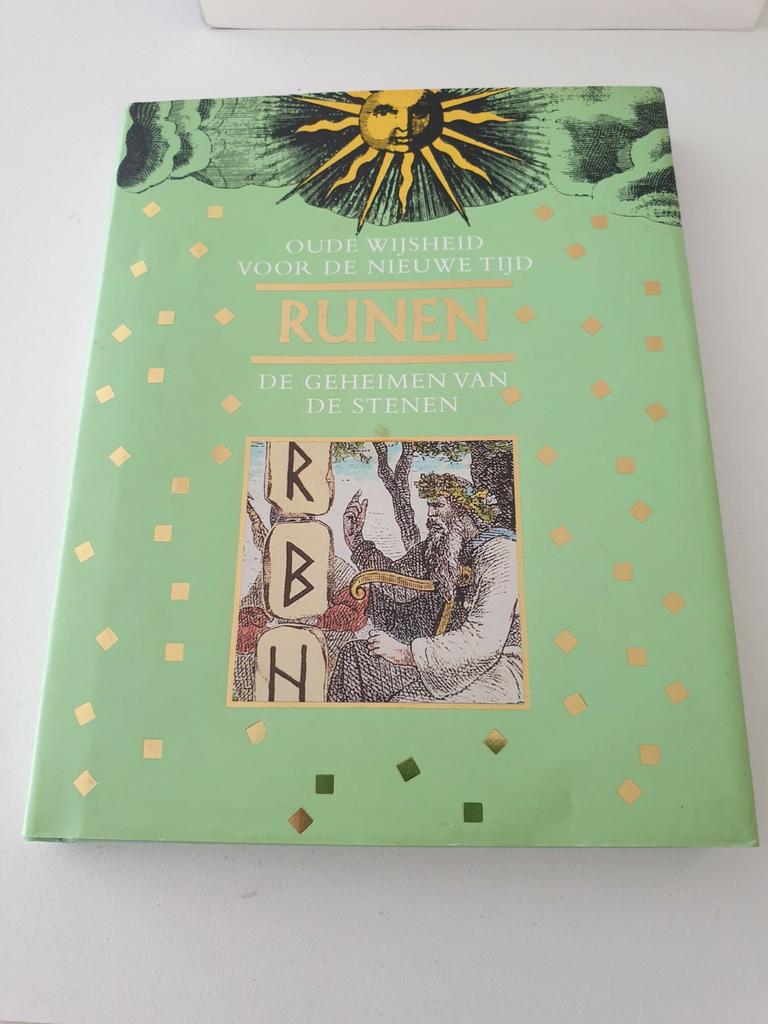 RUNEN oude wijsheid voor de nieuwe tijd., Boeken, Ophalen of Verzenden, Zo goed als nieuw