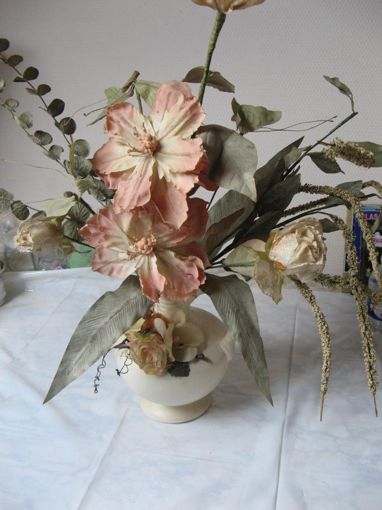 Terracotta vaas + kunstbloemen, Ophalen, Zo goed als nieuw, Aardewerk, Binnen