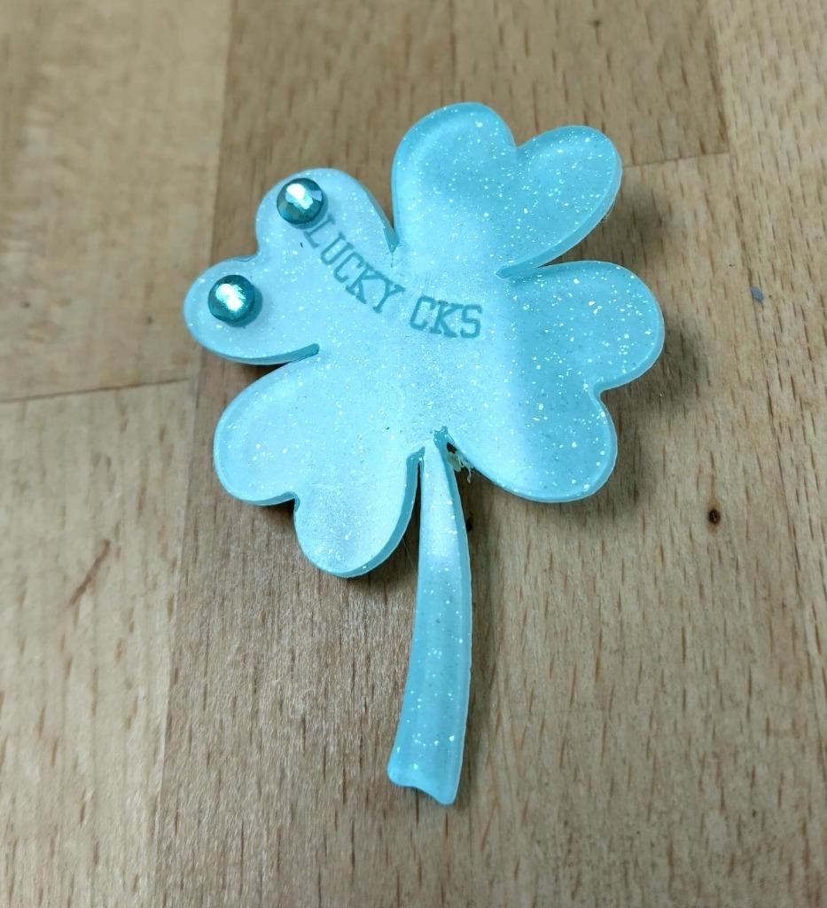Broche en forme de trèfle à quatre feuilles, Neuf, Enlèvement ou Envoi, 4 à 7 cm, Autres matériaux