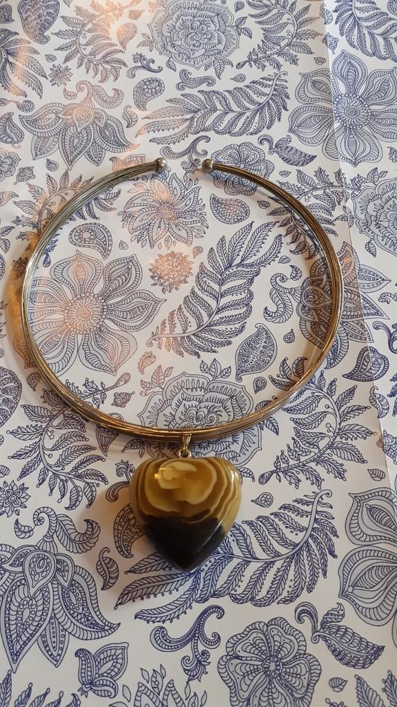 Collier ras de cou pendentif cœur, Enlèvement ou Envoi, Comme neuf, Beige