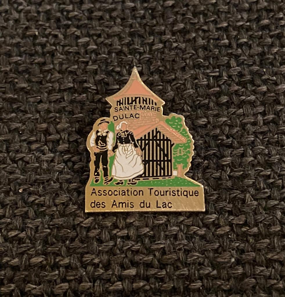 PIN - SAINTE-MARIE-DU-LAC - FRANCE - FRANKRIJK, Envoi, Utilisé, Ville ou Campagne, Insigne ou Pin's