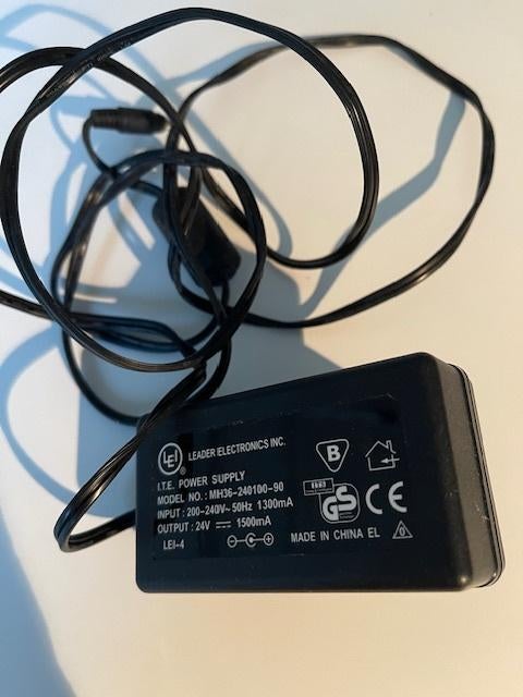 Adapter MH36-240100-90 Output: 24V-1500mA, Ophalen of Verzenden, Zo goed als nieuw