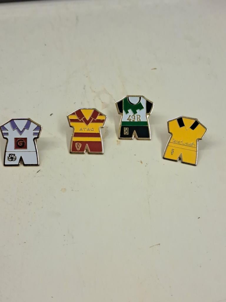4 épinglettes d'équipe de football Anderlecht, Lierse etc..., Collections, Broches, Pins & Badges, Enlèvement ou Envoi, Comme neuf