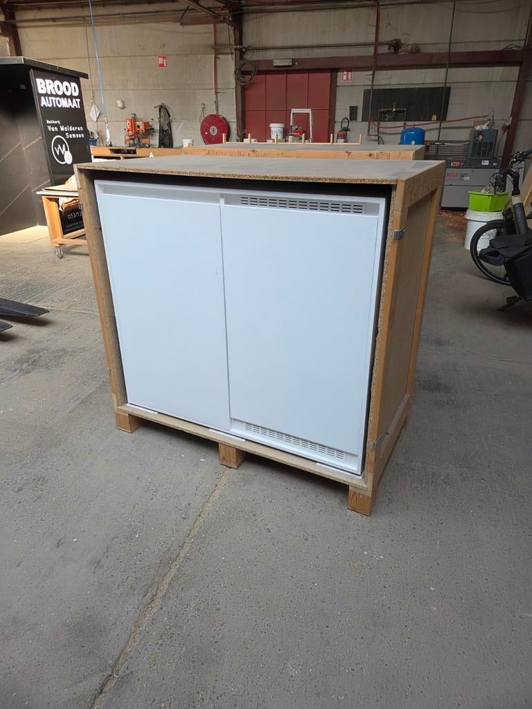 Beursmeubel met geïntegreerde frigo-ruimte, Ophalen