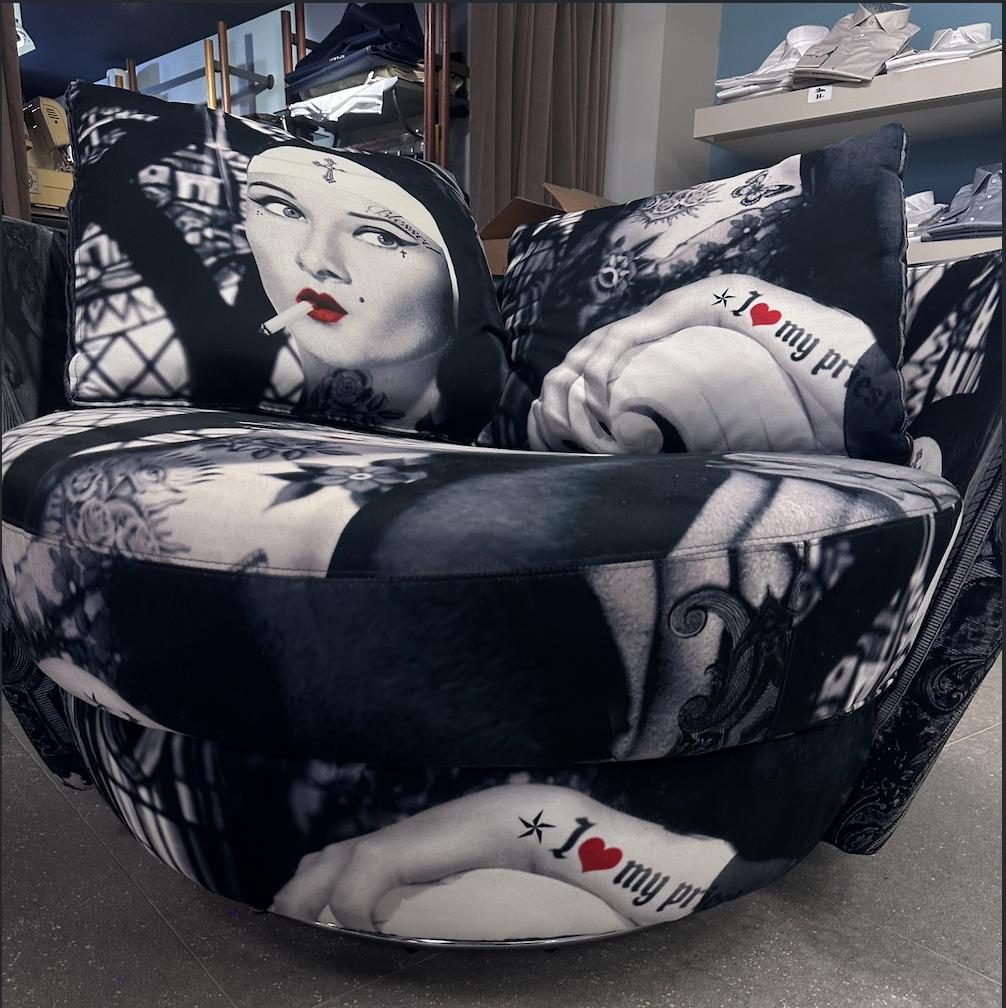Fama Mynest loveseat met bijpassende poef, Huis en Inrichting, Ophalen, Modern design, Tweepersoons, 75 tot 100 cm