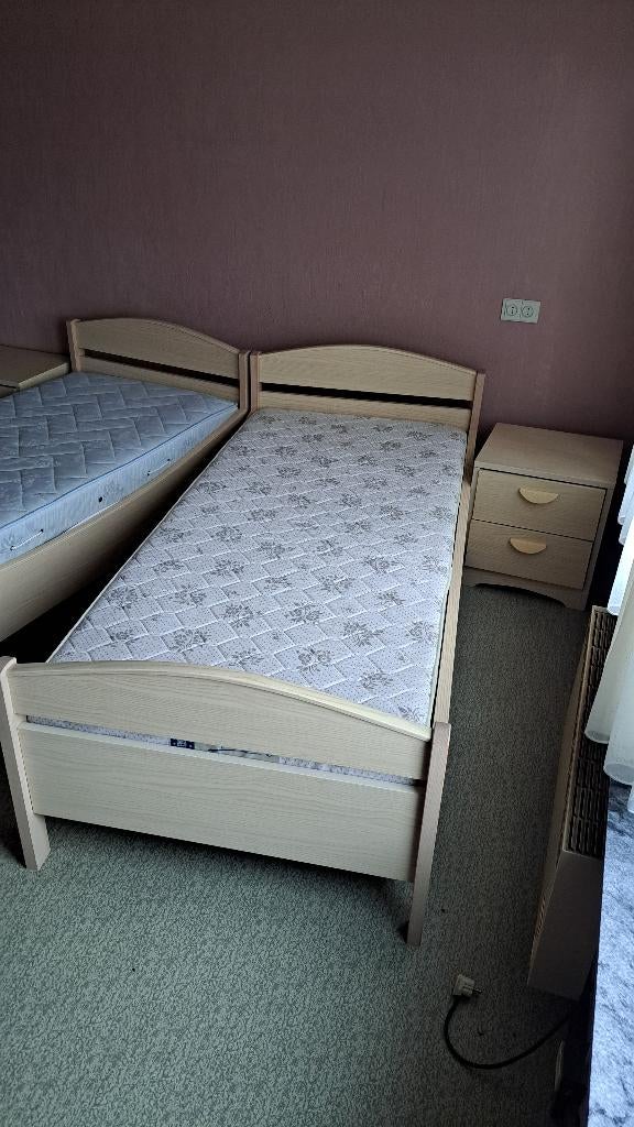 Chambre : 2 lits simples, placard et tables de chevet, Enlèvement, Utilisé