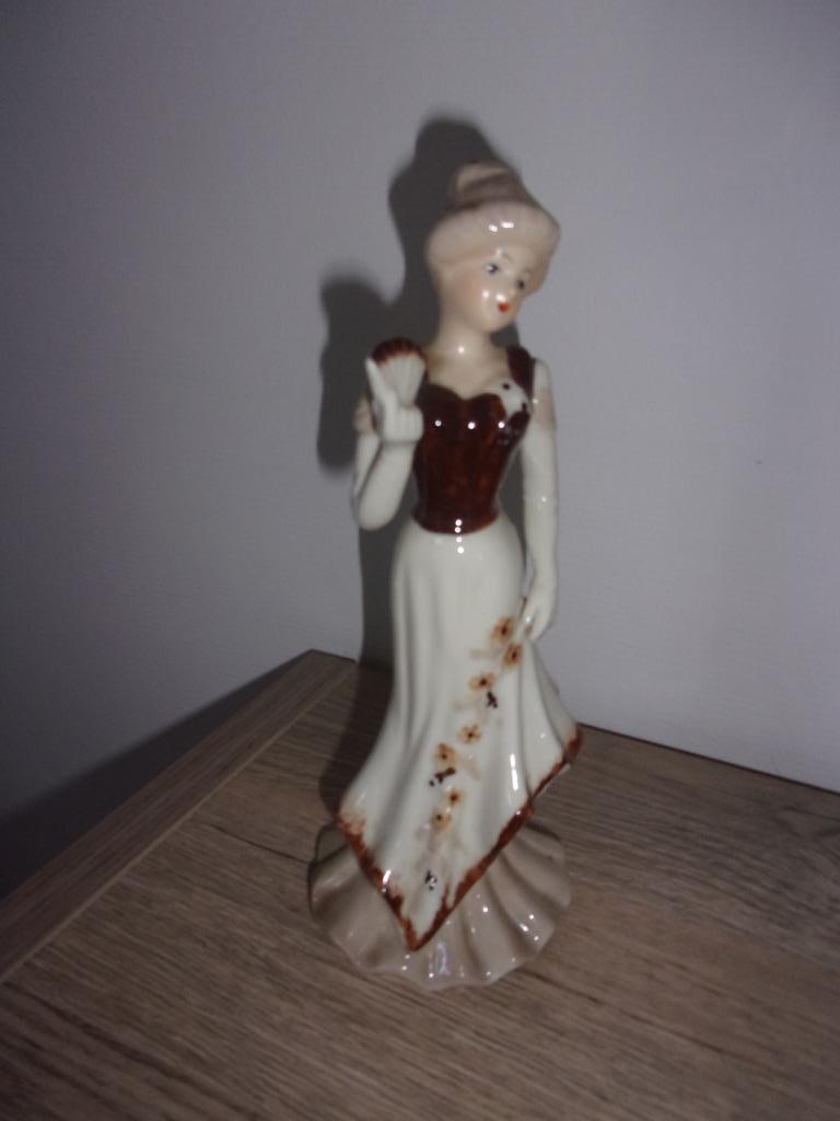 bibelot femme robe marron, Antiquités & Art, Enlèvement ou Envoi