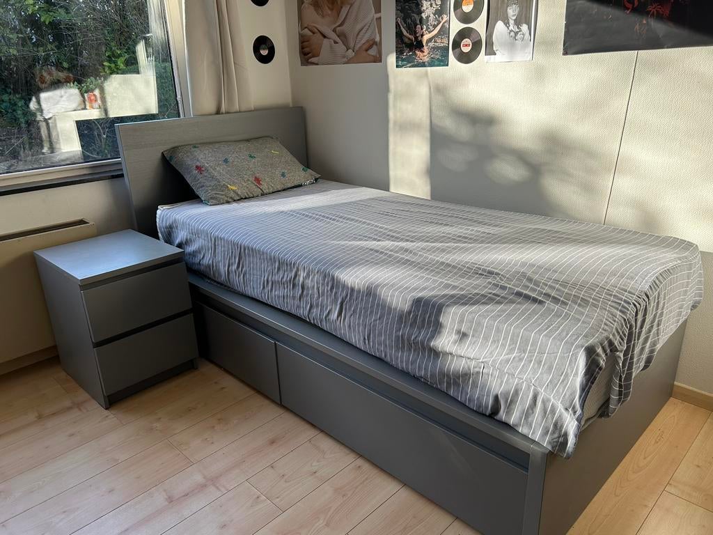 Lit Ikea Malm avec table de nuit, Enlèvement, Comme neuf