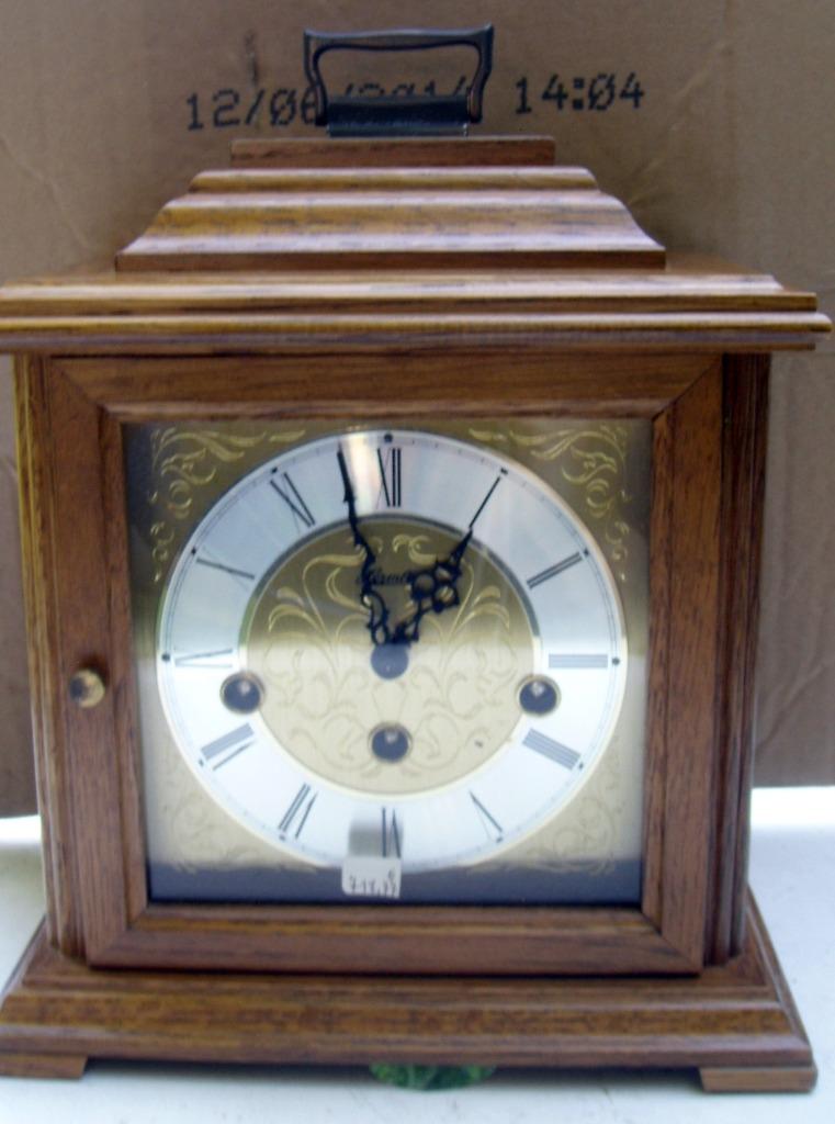 Horloge de table HERMLE bois de ton fonçé + cadran laiton, Antiquités & Art, Antiquités | Horloges, Enlèvement ou Envoi