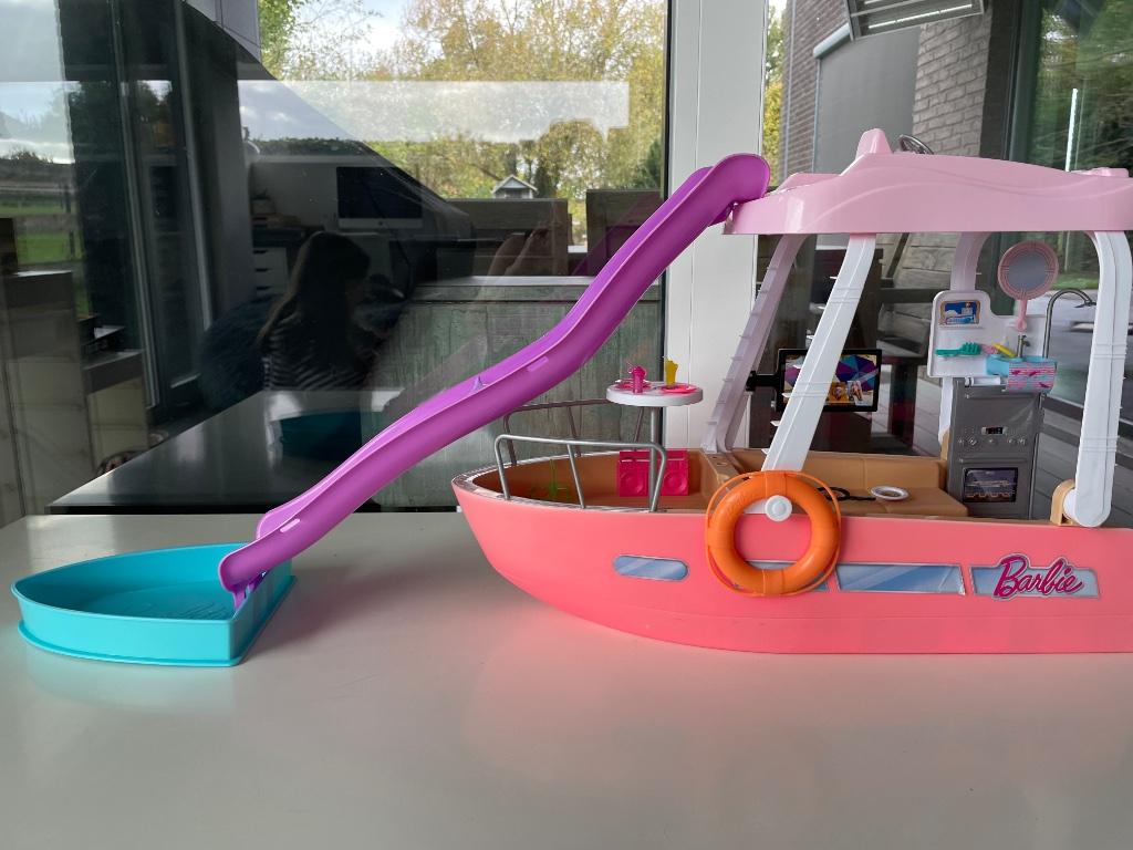 Barbieboot, Kinderen en Baby's, Speelgoed | Poppen, Gebruikt, Barbie, Ophalen of Verzenden
