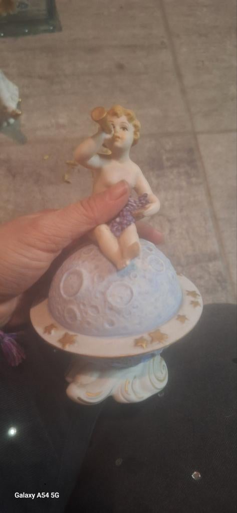 Ange assis sur la lune porcelaine capodimonte, Enlèvement ou Envoi