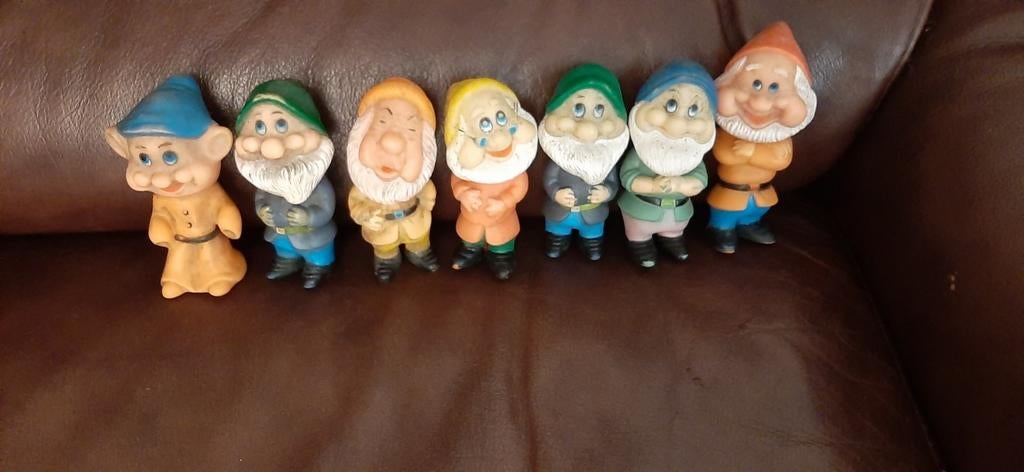 Ces personnages sont les Sept Nains du conte de fées et les, Enlèvement ou Envoi, Comme neuf