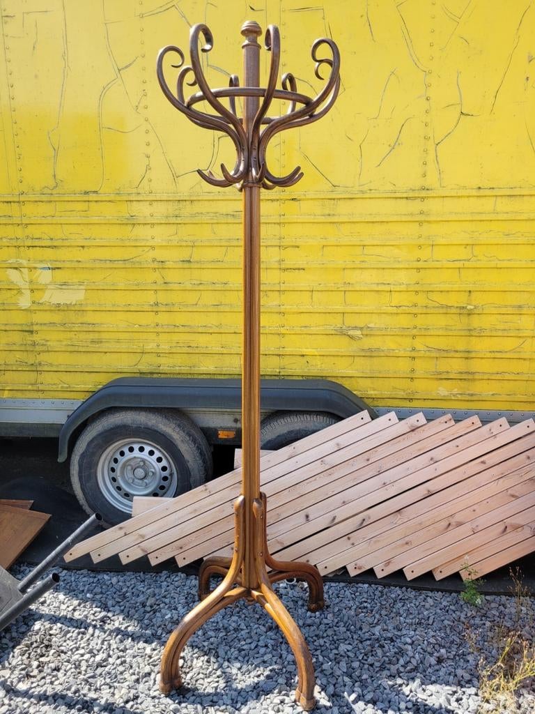 Porte-manteaux style Thonet, Enlèvement