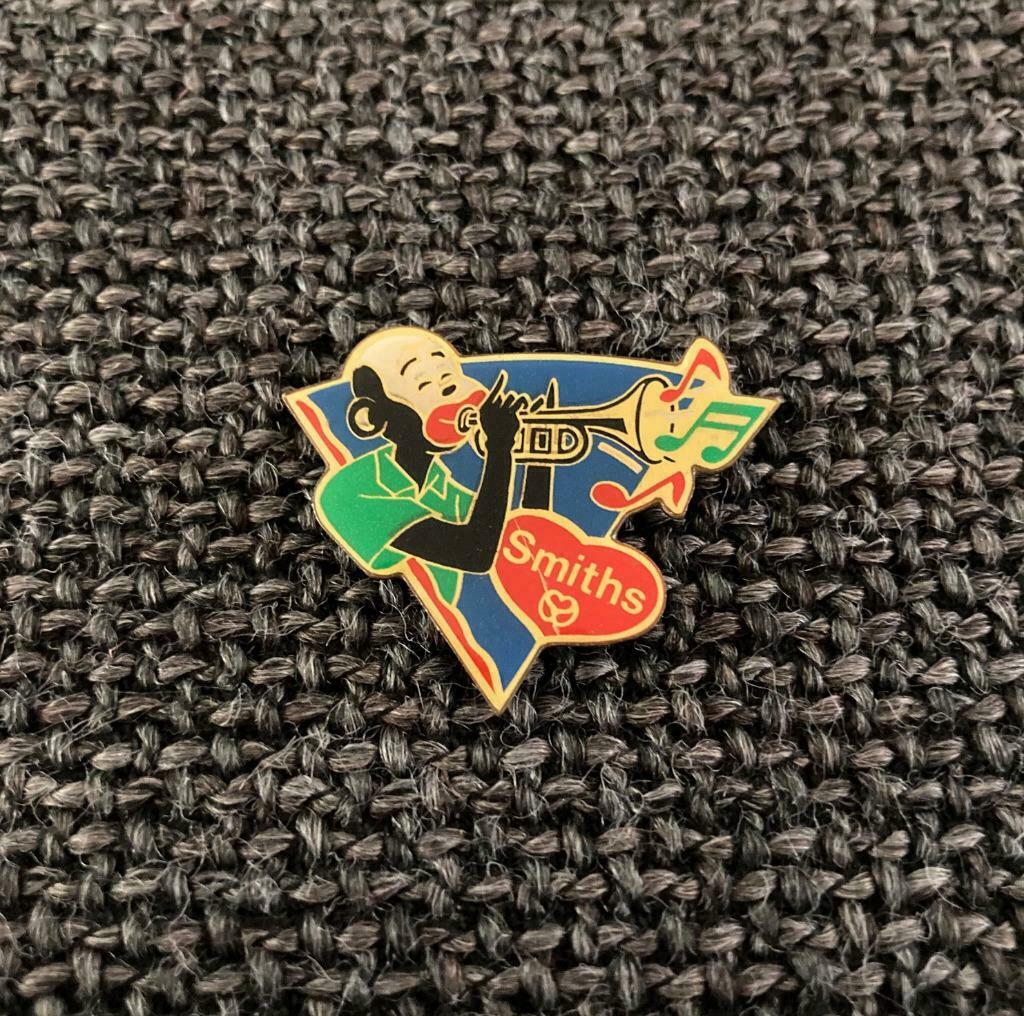 PIN - SMITHS - CHIPS - SAX - SAXOFOON, Envoi, Utilisé, Marque, Insigne ou Pin's